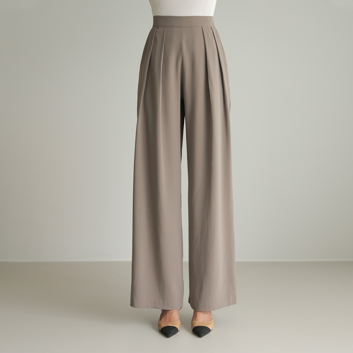 Two-pin tuck wide slacks pants