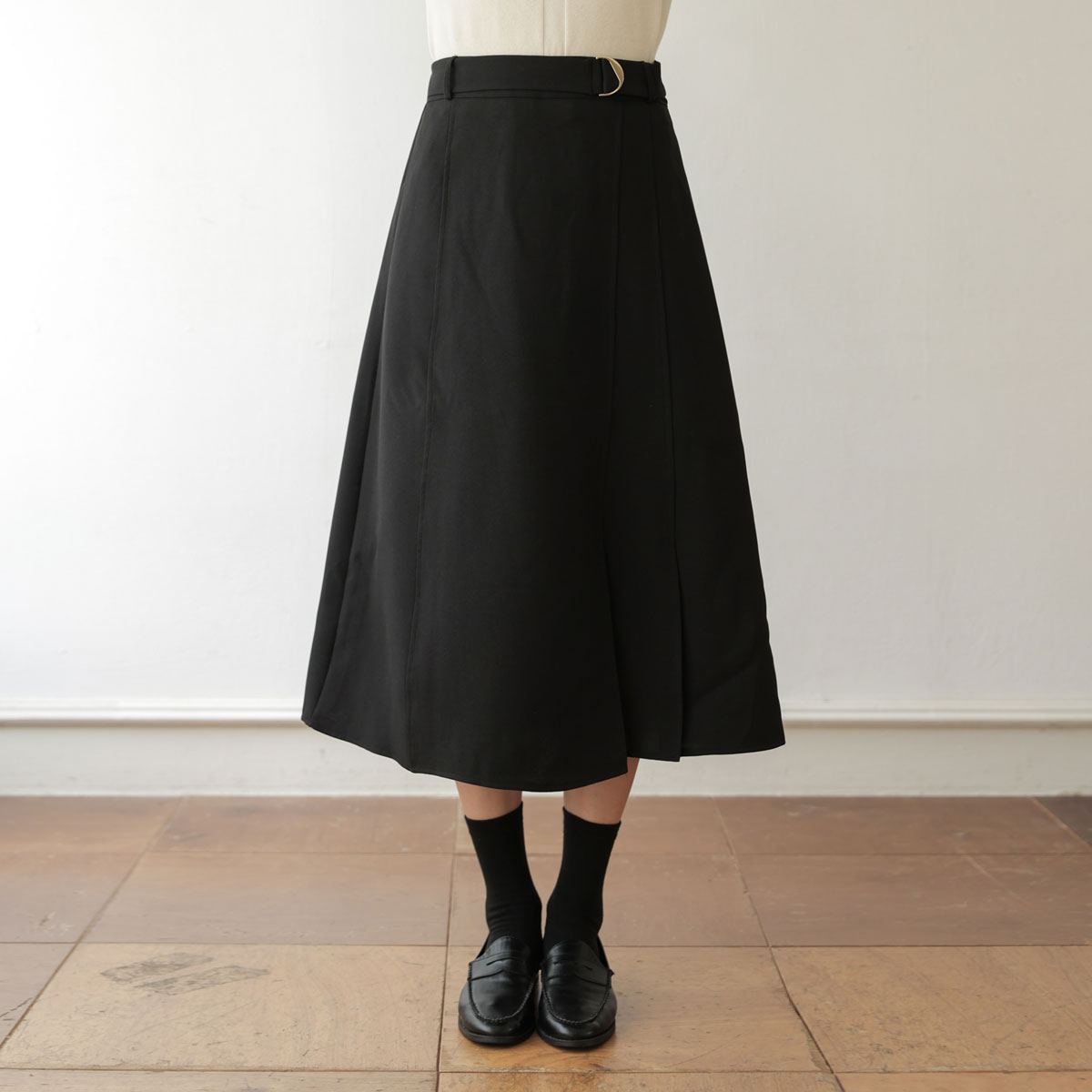 Cut-out buckle flare skirt