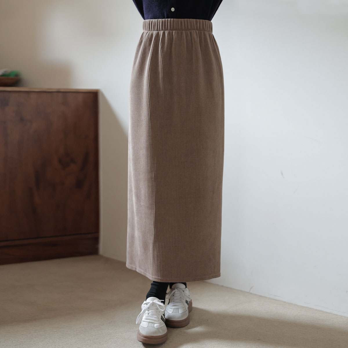 Firm and cozy corduroy skirt