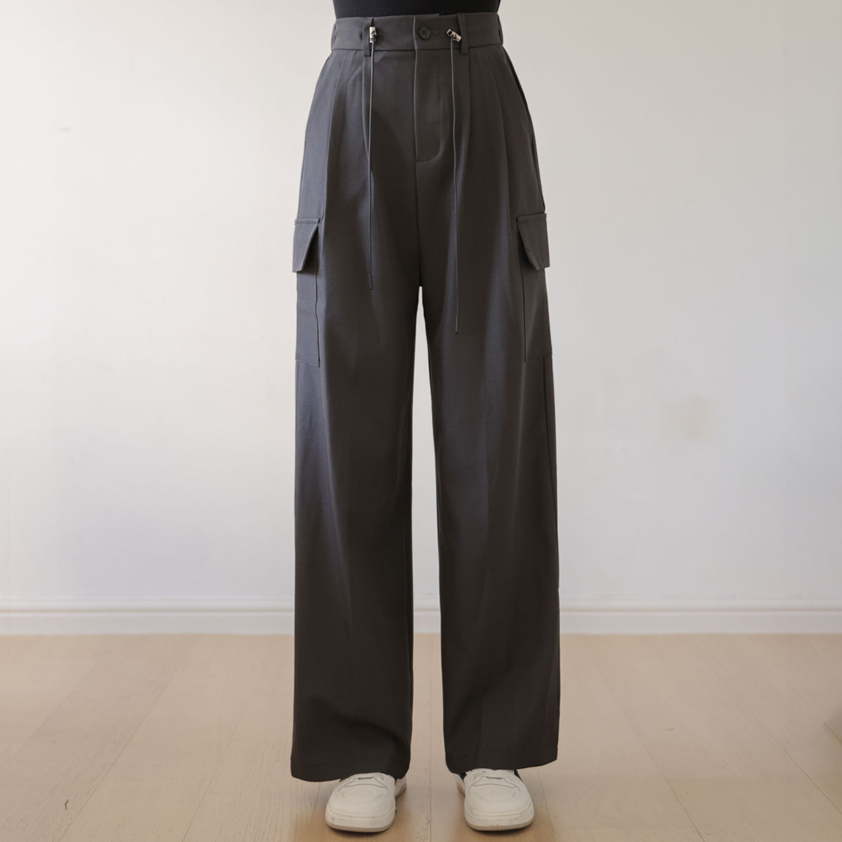 Stopper-adjustable cargo pants