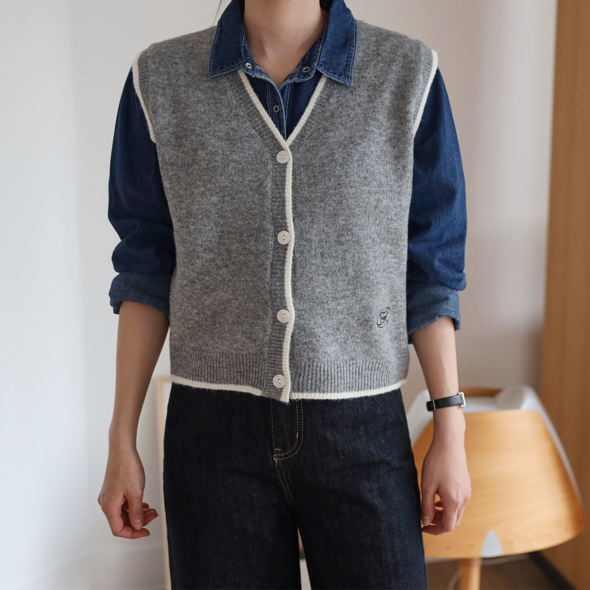 <font color="bb4b57"><b>[Limited-time discount]</b></font> Color block embroidery button-up knit vest