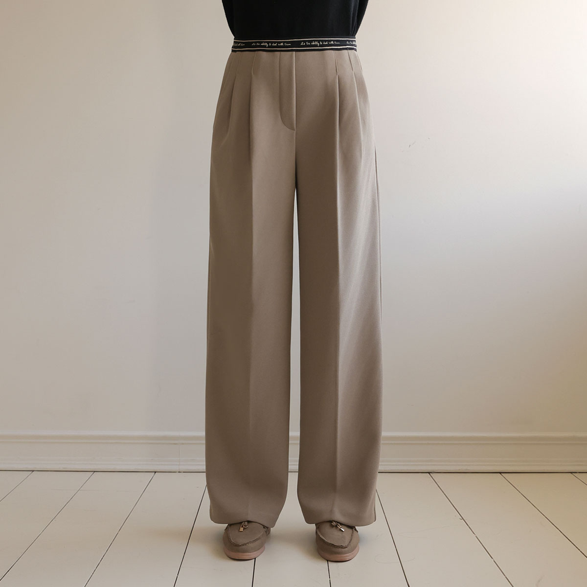 <font color="bb4b57"><b>[Limited-time discount]</b></font> Lettering banding pin tuck wide slacks (napping)