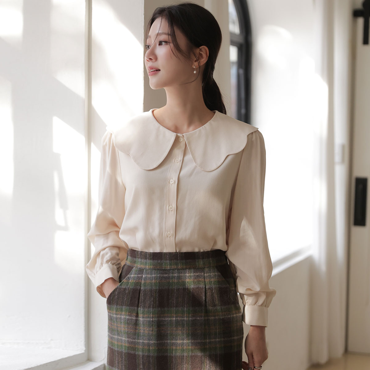 With tulip collar blouse